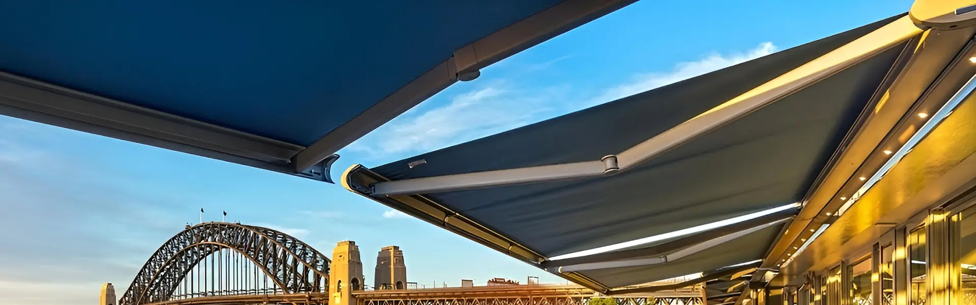 Cassita II zonnescherm met groene doeken, gedrapeerd boven een tuin en terras in de avond (2)