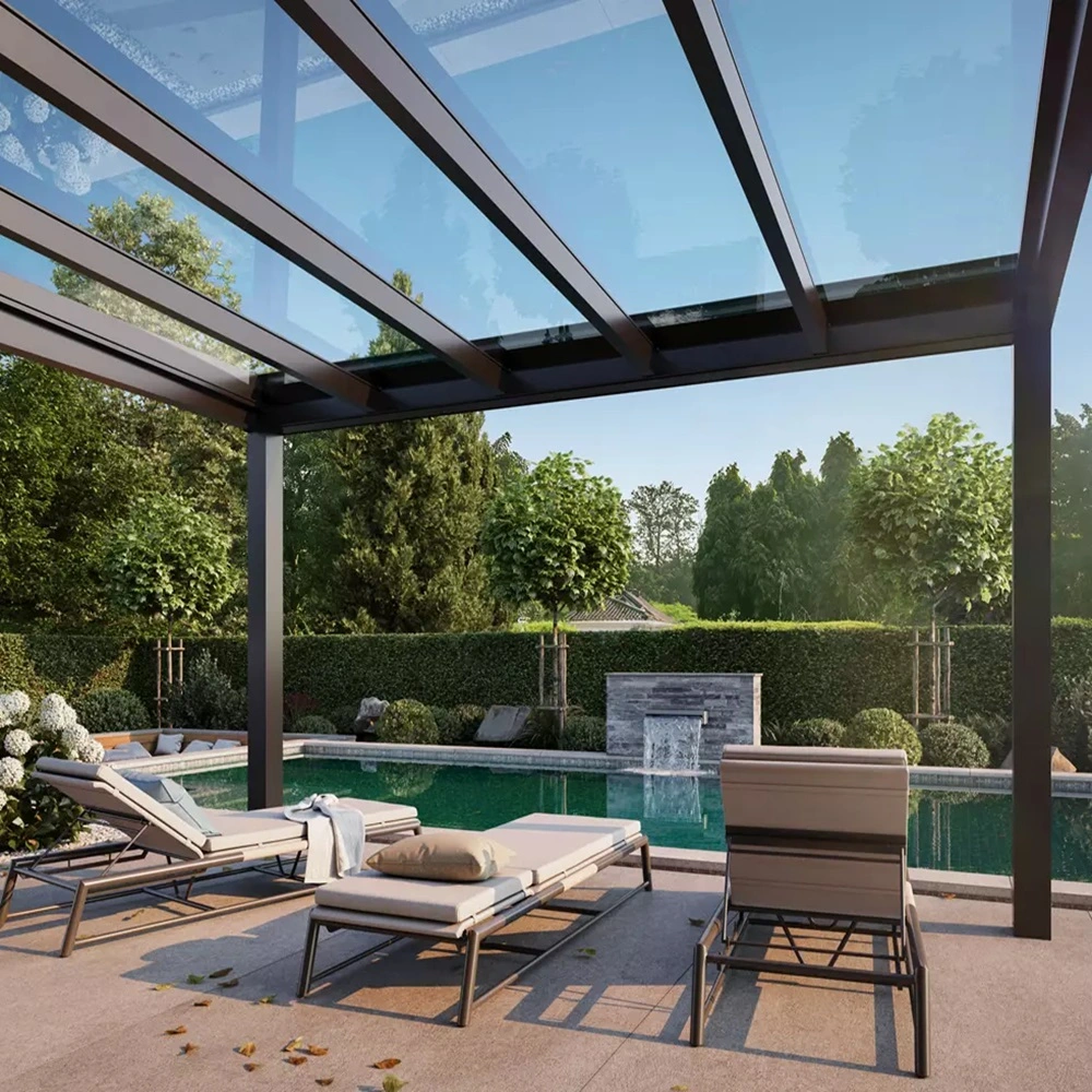 Cubo Ezie glazen overkapping bij zwembad met ligstoelen