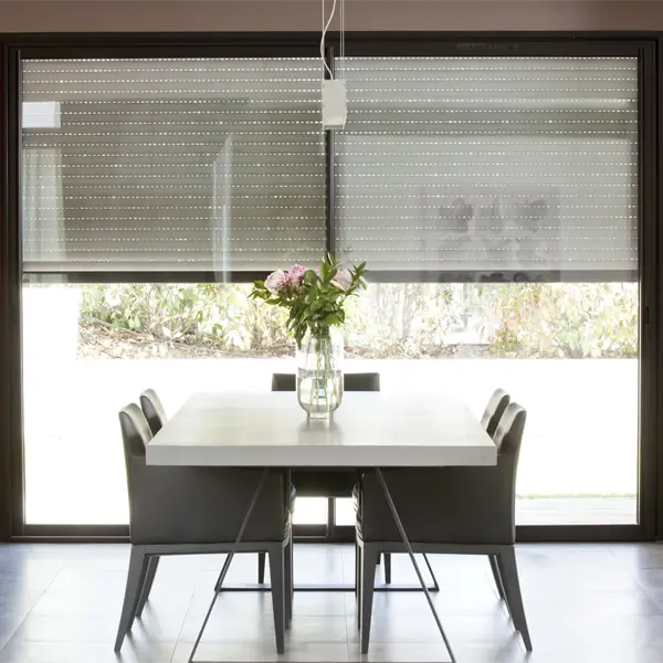Eettafel bij het raam met rolluiken Eettafel bij het raam met rolluiken