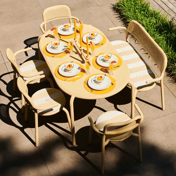 Gezellig gedekte tuintafel