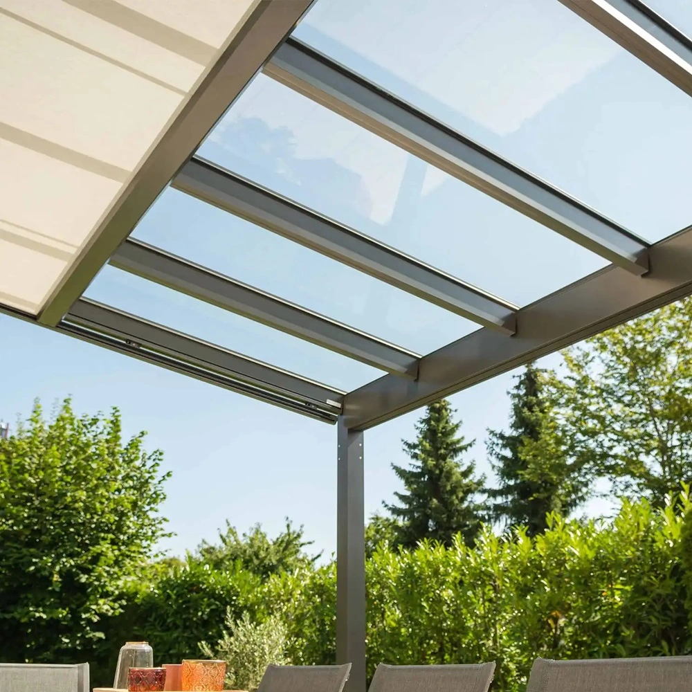 Glazen overkapping Nyon met helder glas en aluminium frame, gelegen boven een buitentafel