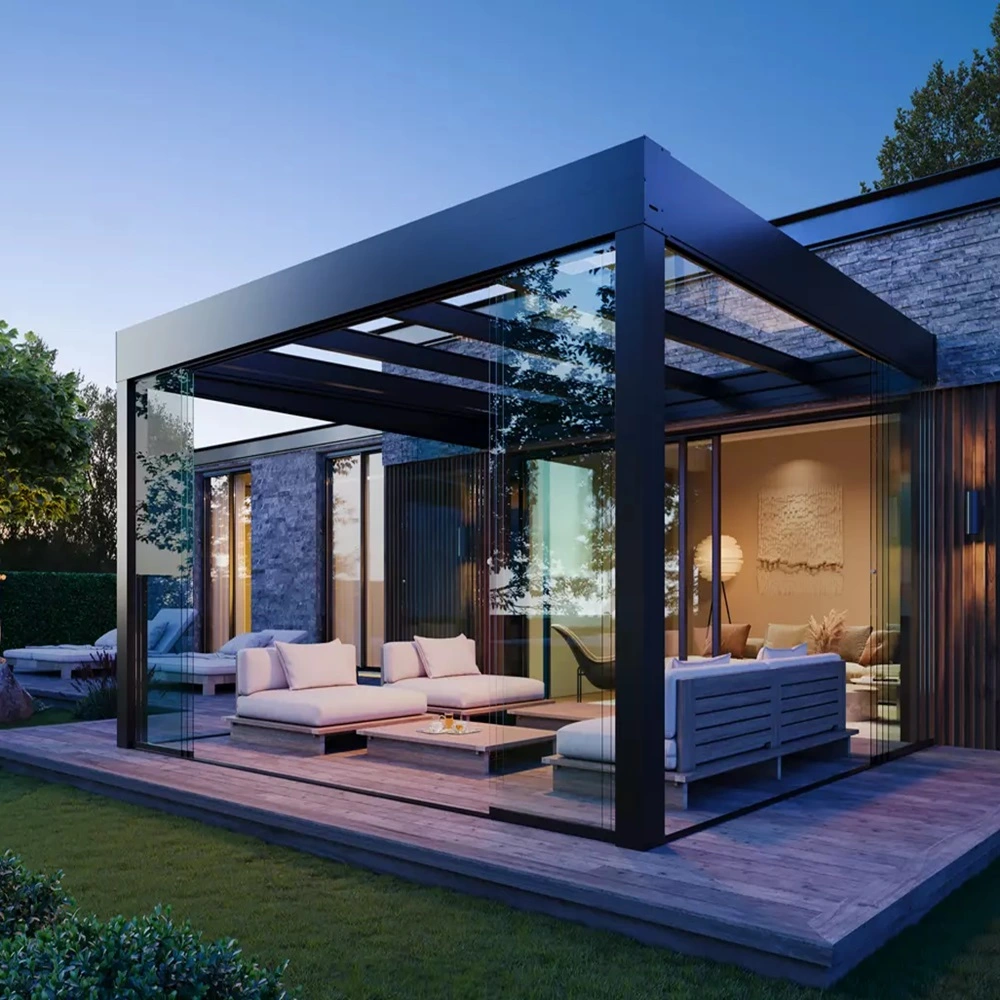 Glazenoverkapping Cubo Ezie met loungeset op houten terras