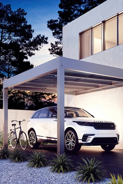 Glazenoverkapping Cubo Ezie over parkeerplaats met auto en fiets Glazenoverkapping Cubo Ezie over parkeerplaats met auto en fiets