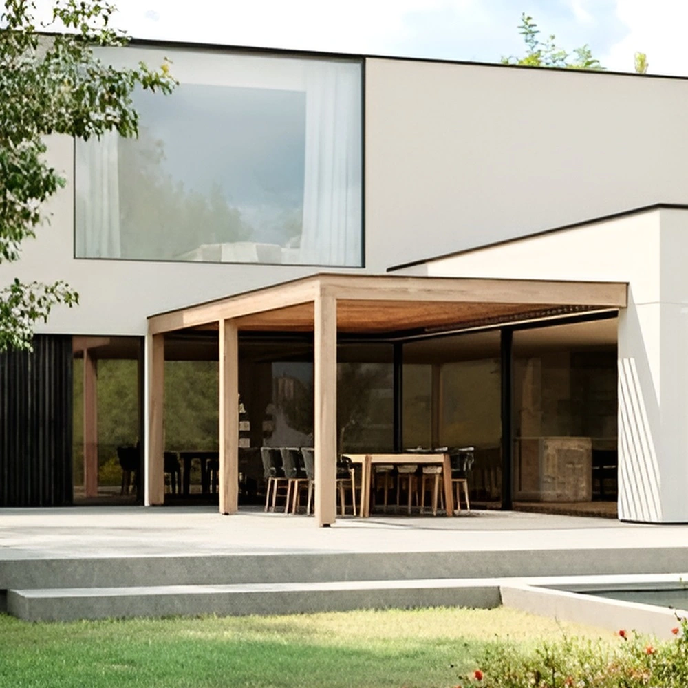 Houten lamellen overkapping bij een moderne woning, grote ramen en meubels Houten lamellen overkapping bij een moderne woning, grote ramen en meubels