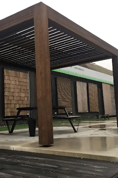 Houten lamellenoverkapping Livinshade met kantelbare lamellen Houten lamellenoverkapping Livinshade met kantelbare lamellen