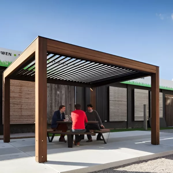 Houten lamellenoverkapping Livinshade met personen zittend bij een picnicktafel Houten en aluminium overkapping moderne lamellen