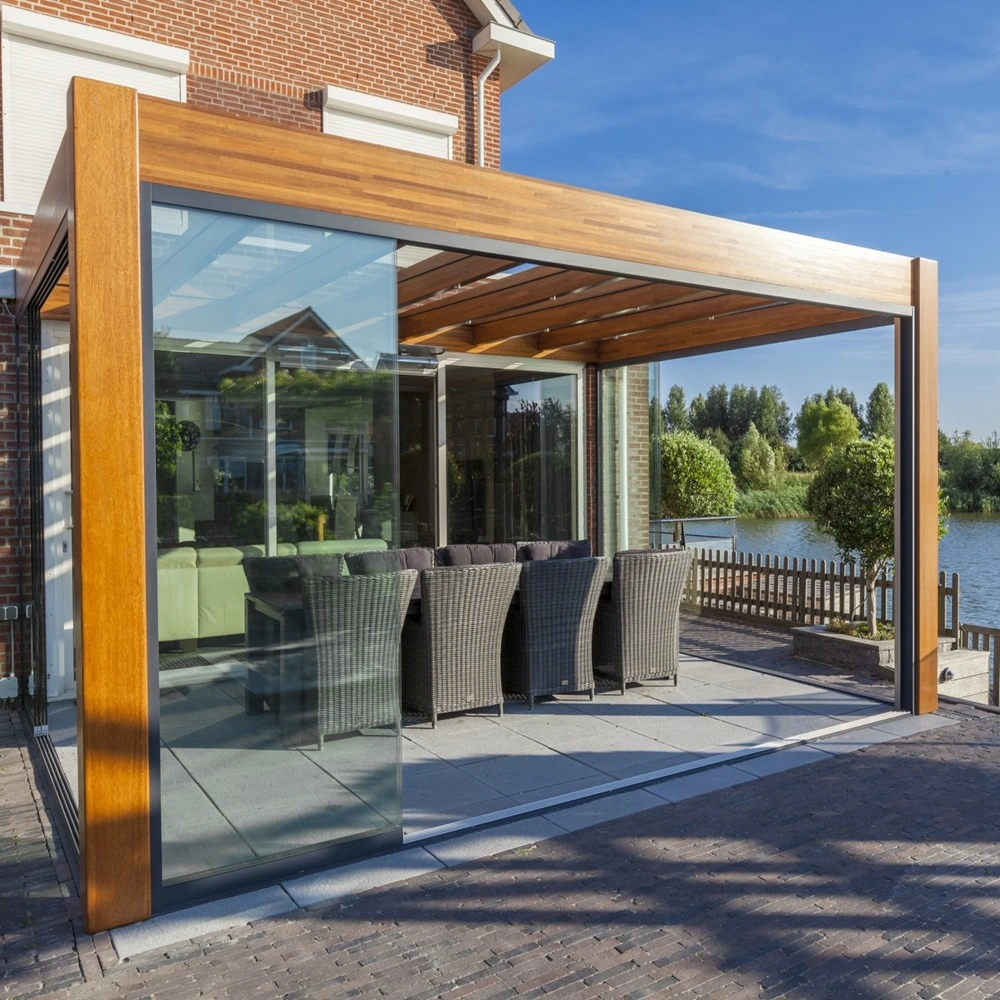 Houten overkapping met glazen wanden met uitzicht op het water