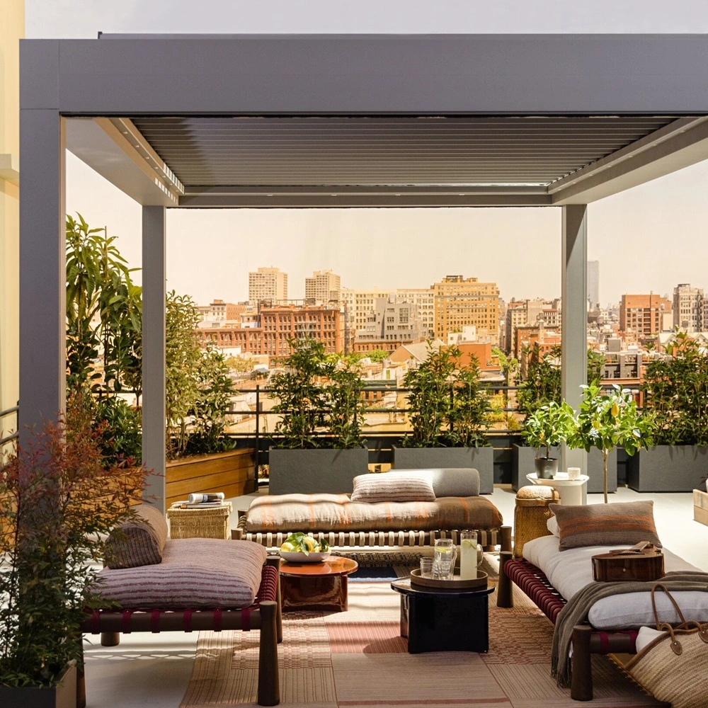 Lamellen overkapping Velvet op een dakterras met uitzicht op de stad
