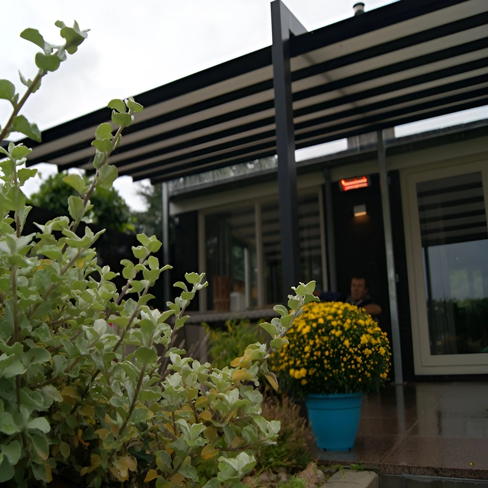 Luce schuine overkapping boven een terras met tuinmeubilair en planten, bij een huis