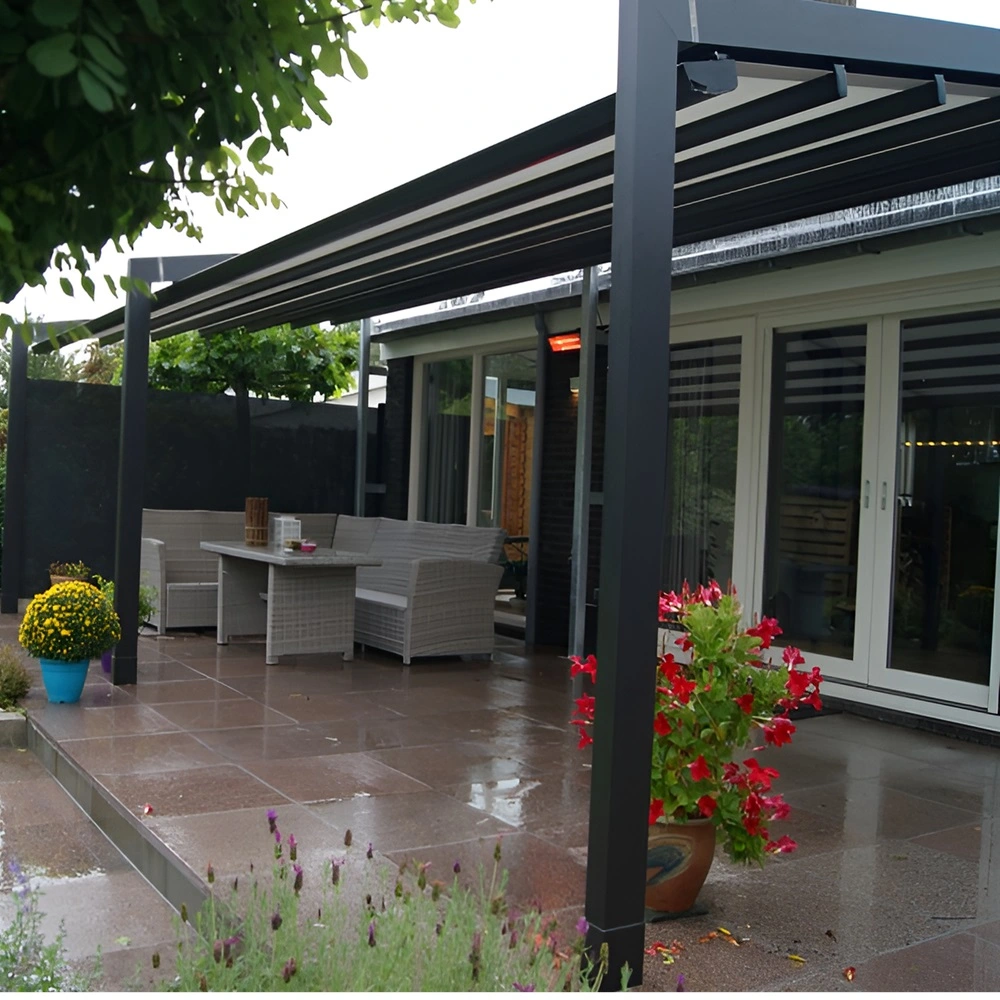 Luce schuine overkapping met zwart frame, boven een terras met eettafel en bloempotten