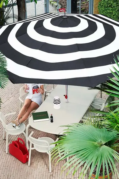 Moderne parasol met tuinset van Fatboy Moderne parasol met tuinset van Fatboy