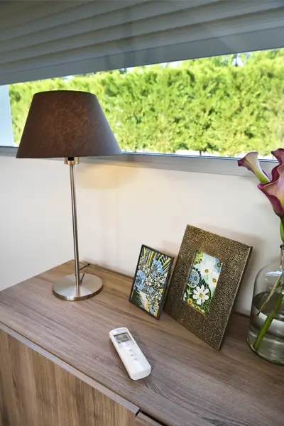 Moderne woonruimte met zonwering Moderne woonruimte met zonwering