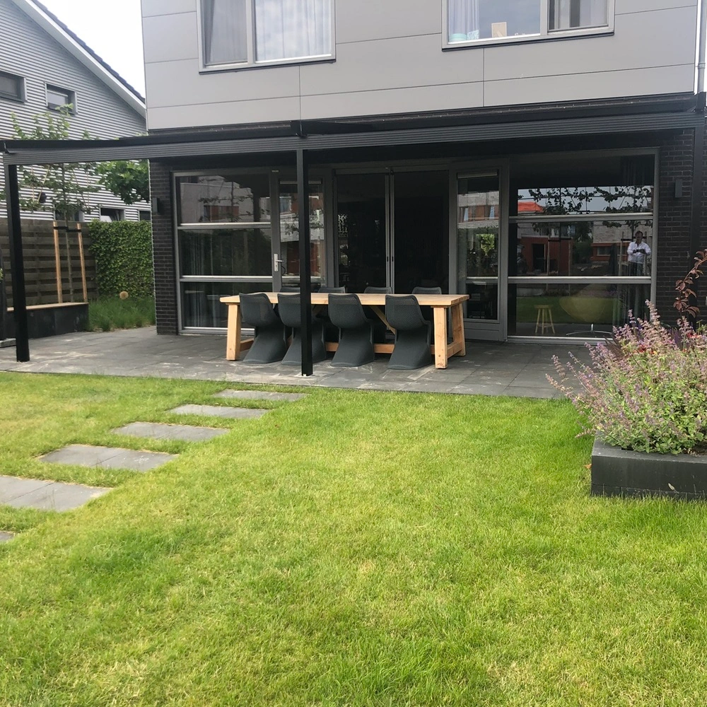 Overkapping Viva met lange eettafel en stoelen in tuin