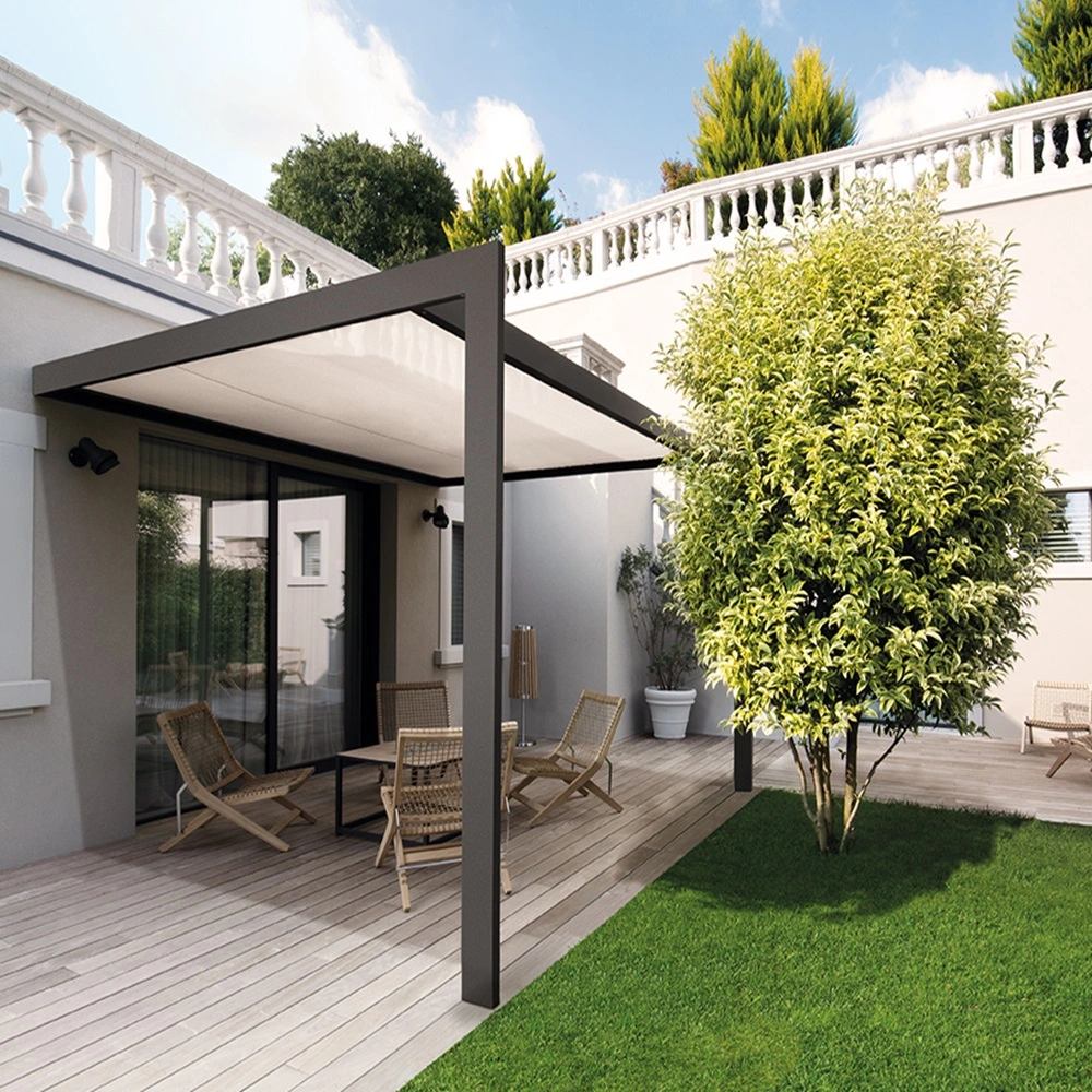 Overkapping met doek en houten terras aan huis met tuin