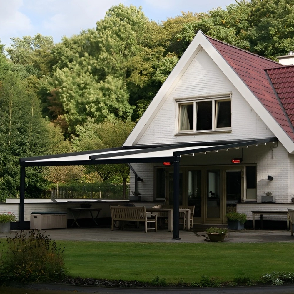 Overkapping pergotex schuifdak aan huis met groot terras en rode dakpannen