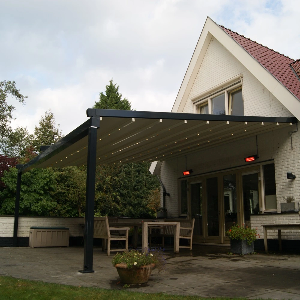 Overkapping pergotex schuifdak aan huis met tuin en terrasmeubelen