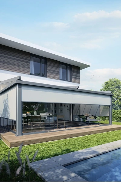 Overkapping pergotex schuifdak met glazen wanden aan huis bij zwembad Overkapping pergotex schuifdak met glazen wanden aan huis bij zwembad