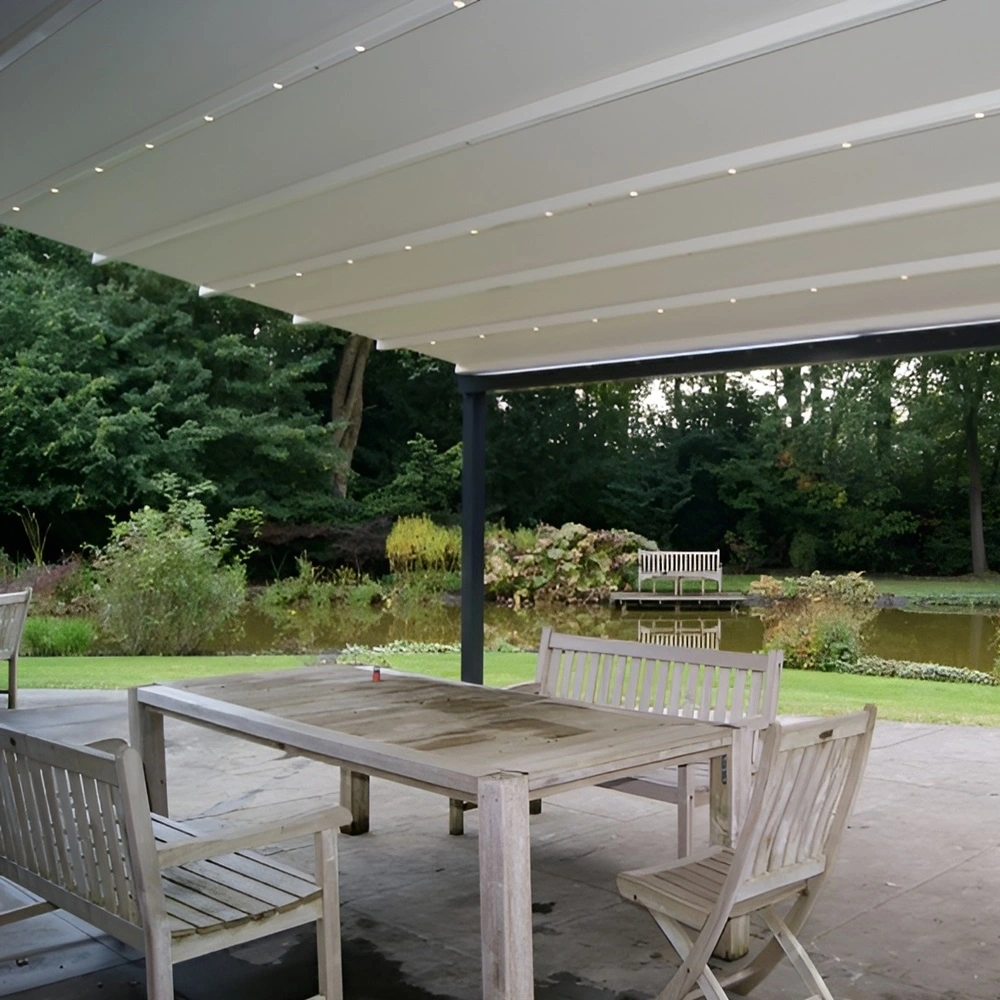Overkapping pergotex schuifdak met uitzicht op tuin en vijver