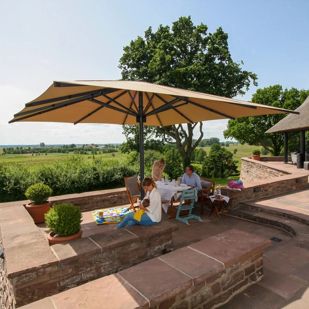 Parasol Albatros boven terras met uitzicht op landschap