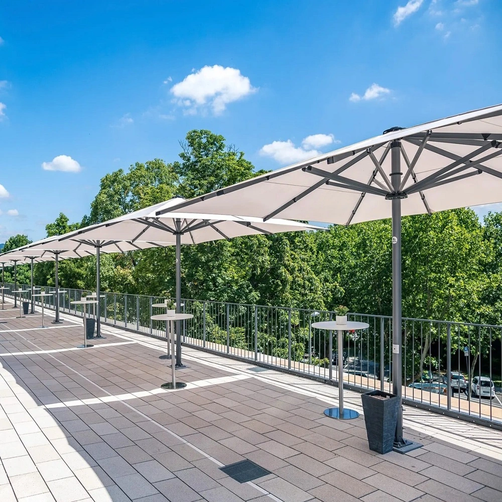 Parasol Albatros op een dakterras met een rij van parasols die schaduw bieden aan tafels en stoelen