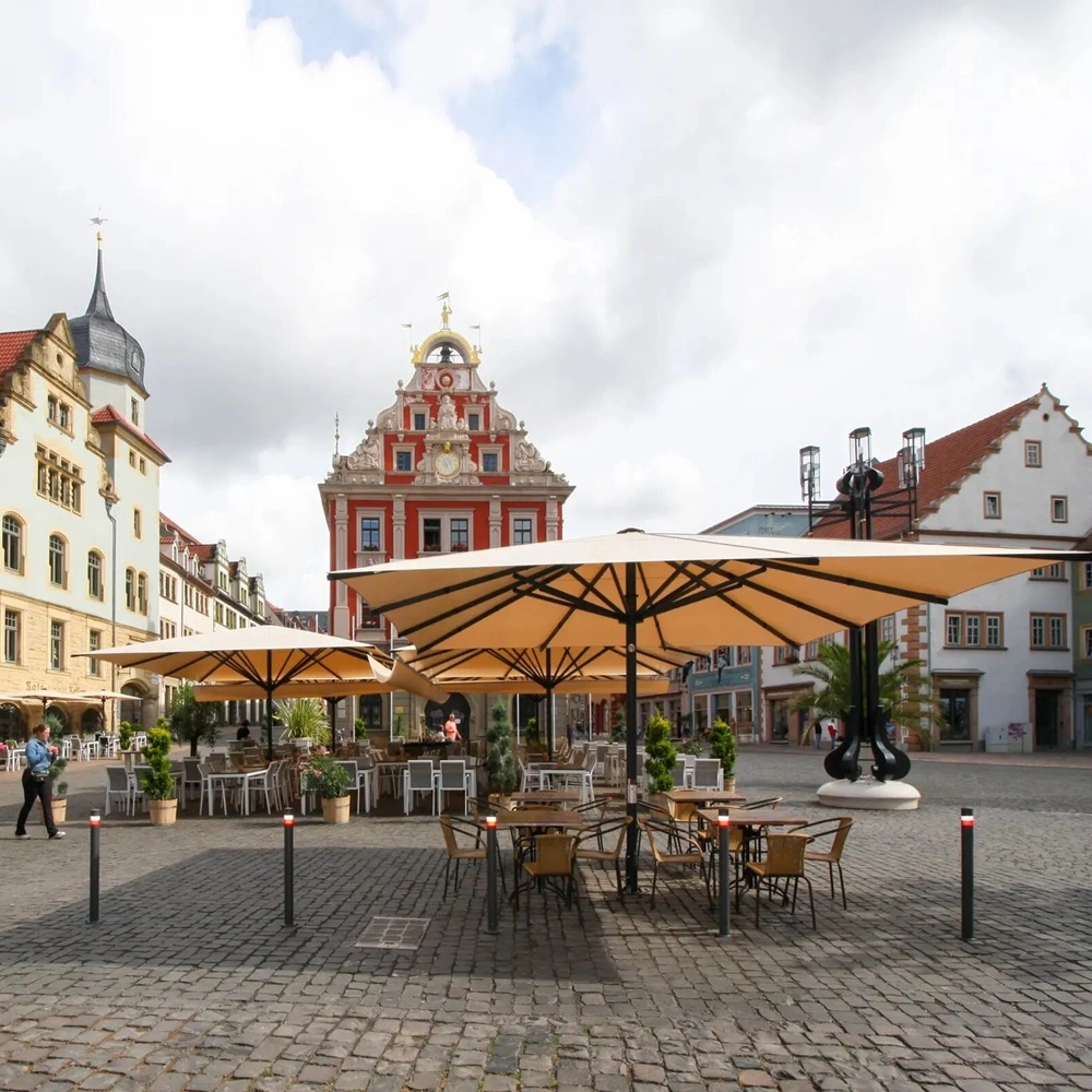 Parasol Albatros op een historische markt met omringende gebouwen en terrasstoelen