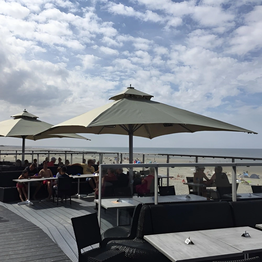 Parasol Lugano bij strandrestaurant met uitzicht op zee (1)