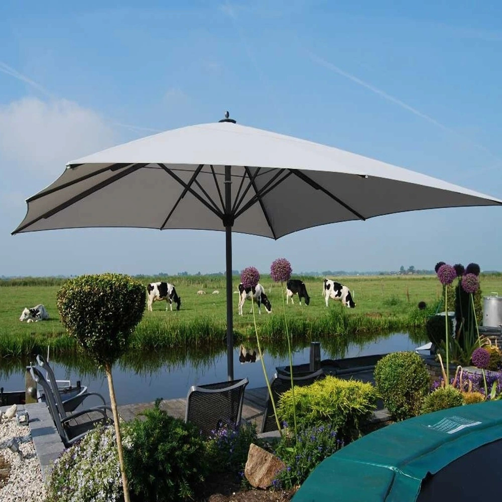 Parasol Lugano bij tuinvijver met uitzicht op weiland en grazende koeien
