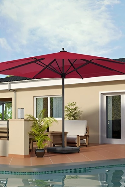 Parasol Lugano bij zwembad op terras met rode parasol en tropische planten Parasol Lugano bij zwembad op terras met rode parasol en tropische planten