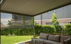 Pergolino met een screen en uitzicht op groen