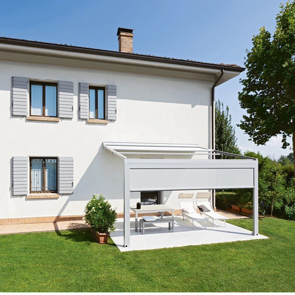 Perla Tech overkapping met doek in een tuin aan een witte gevel