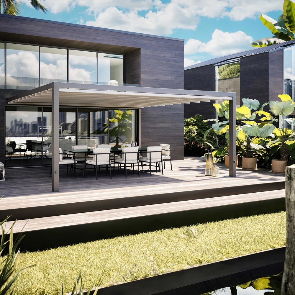 Phoenix Patio met eethoek op houten terras naast glazen gevel