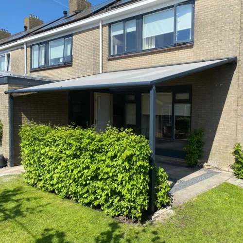 Plaza Viva textiel overkapping in een groene tuin beschermt tegen zon en regen