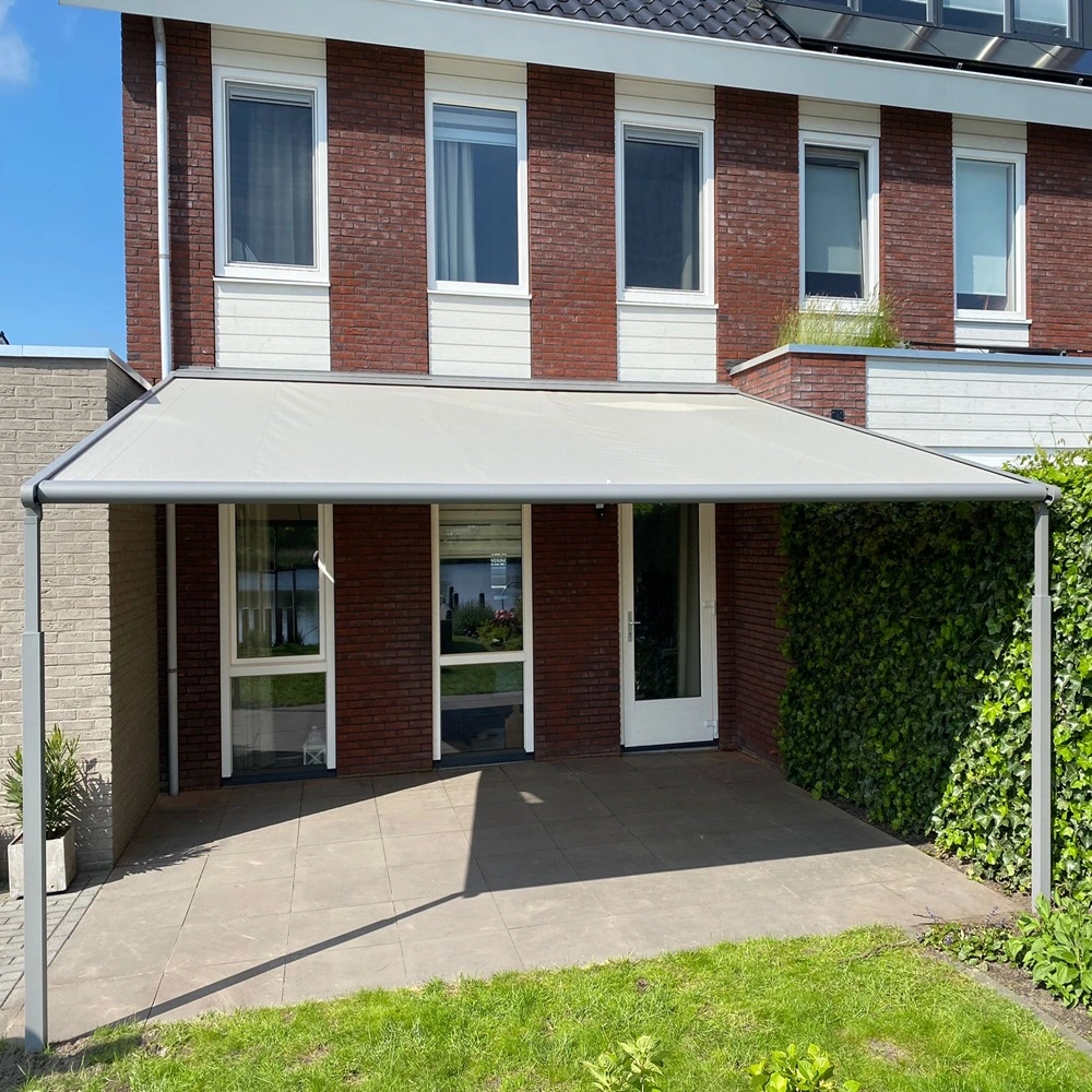 Plaza Viva textiel overkapping voor een bakstenen huis met betegelde tuin