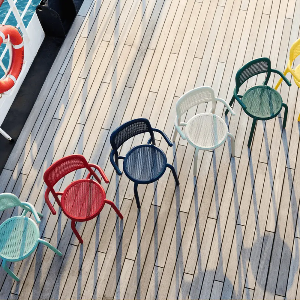 Rij met buitenstoelen