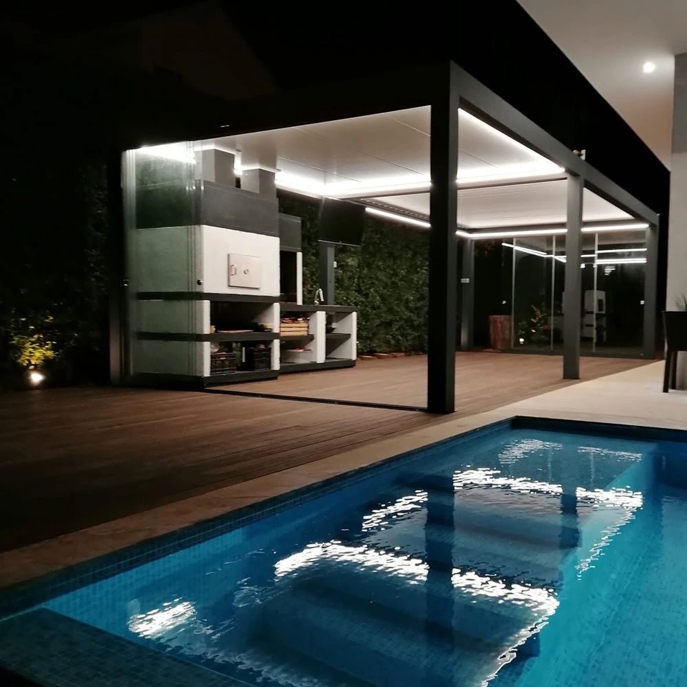 Seesky Taf vast dak bij zwembad in avond