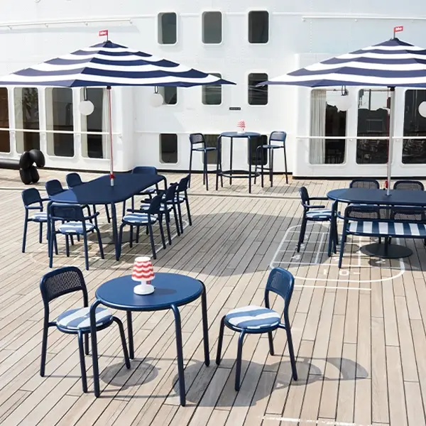 Terras met blauwe tuinsets en parasols Terras met blauwe tuinsets en parasols