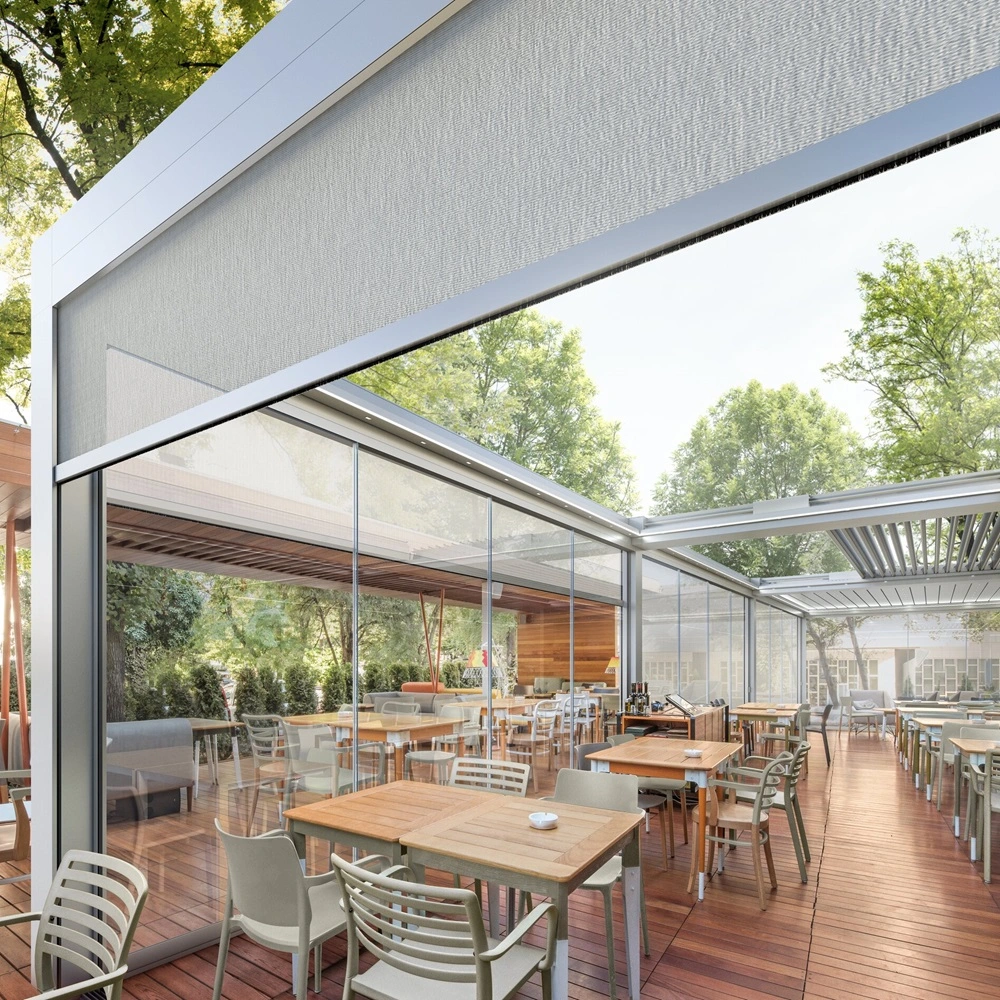 Terras met kantelbare lamellen overkapping Velvet Plus, houten vloer en eettafels