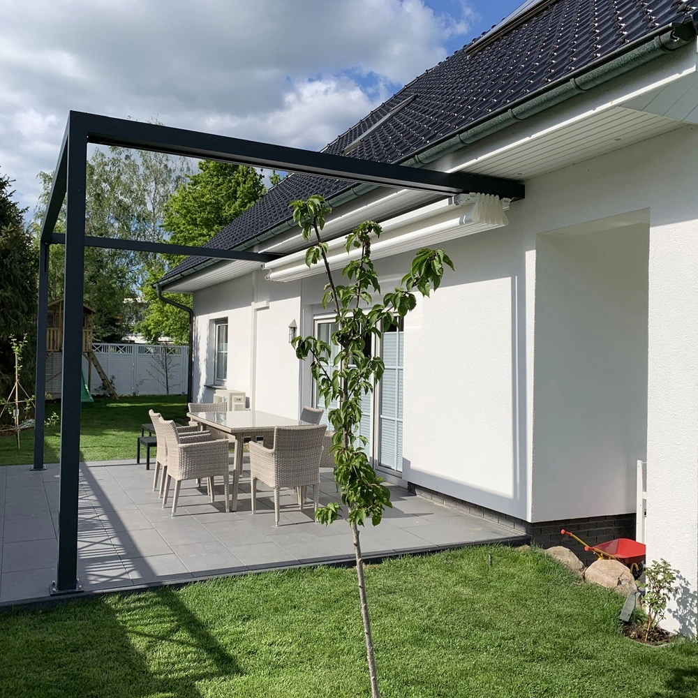 Tuin met Pergola Sunrain Q en betegeld terras aan een woning