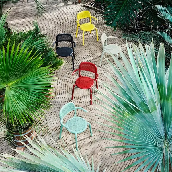 Tuin met gekleurde tuinstoeltjes