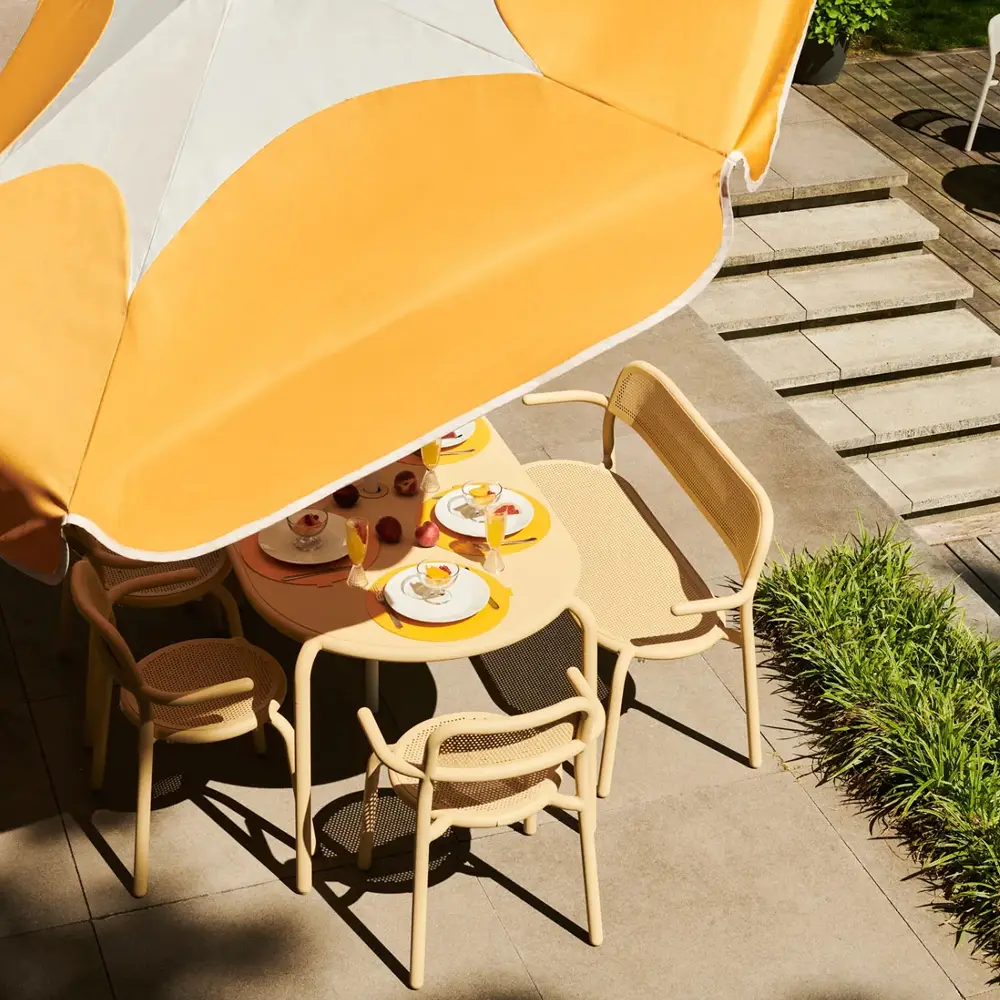 Tuin met gele tuinset en parasol