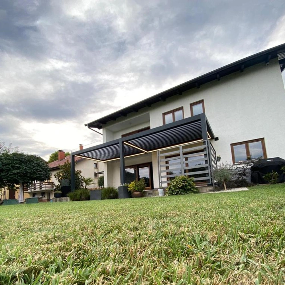 Tuin met lamellen overkapping Seesky bio aan een eigentijds huis