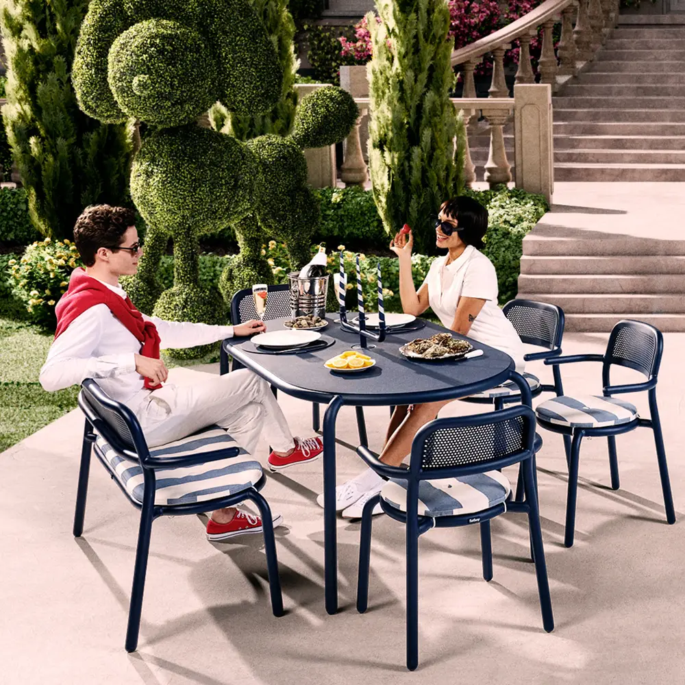 Tuin met luxe tuinset in het donker blauw