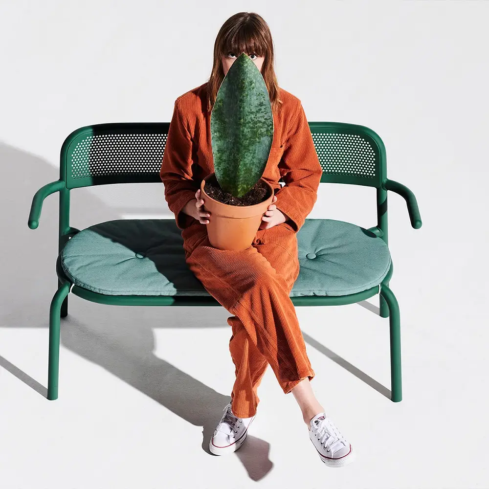 Vrouw die zit op een bankje