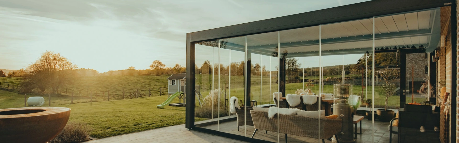 Zijaanzicht van een Seesky Bio lamellen overkapping met glazen wanden