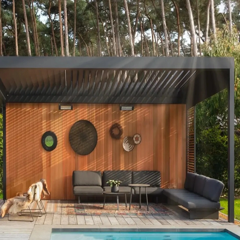 Zithoek onder hout en aluminium lamellenoverkapping