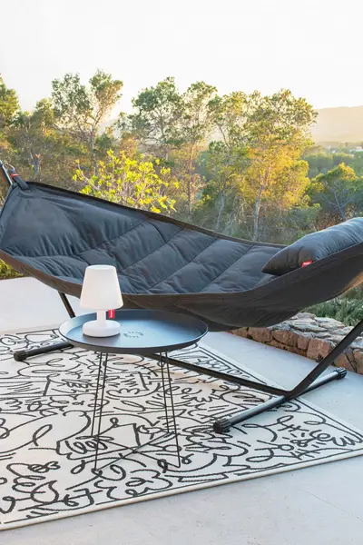 Zwarte hangmat op het balkon Zwarte hangmat op het balkon