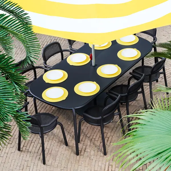 Zwarte tuinset met gele accessoires Zwarte tuinset met gele accessoires