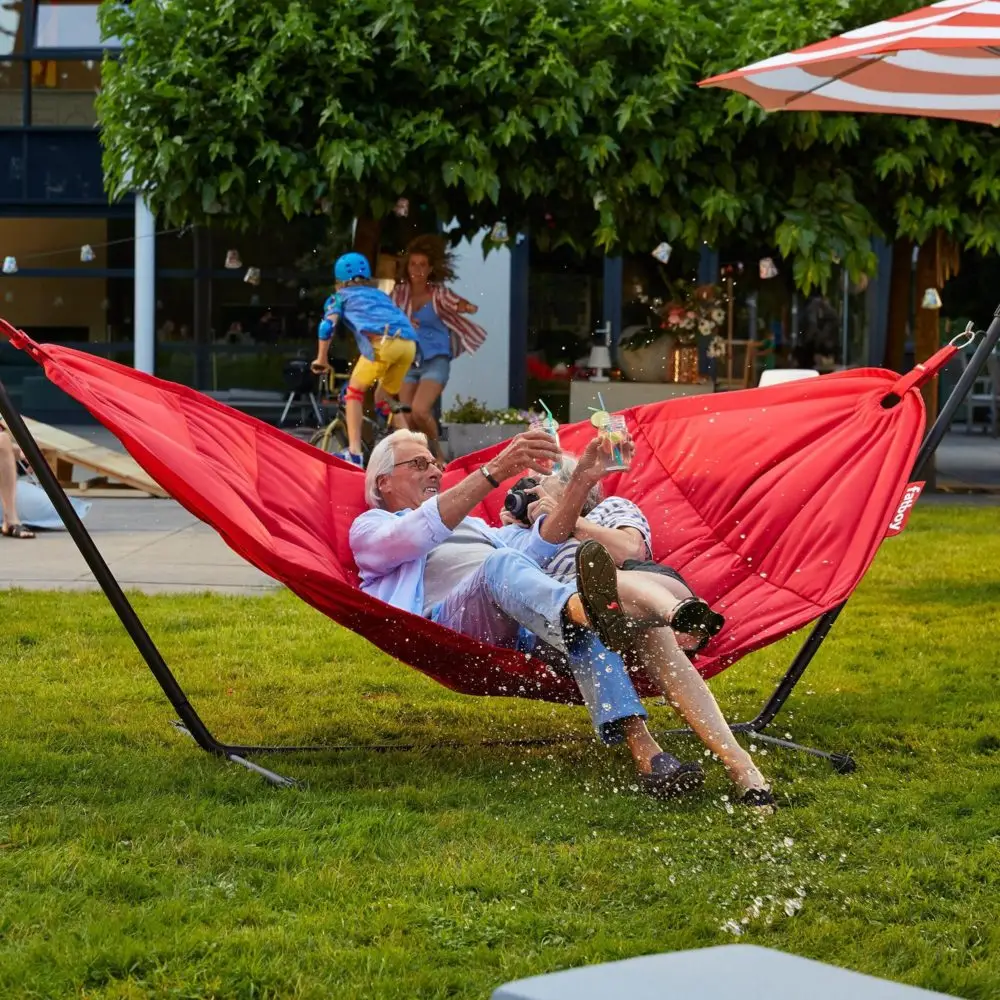 twee mensen die proosten en liggen in de hangmat