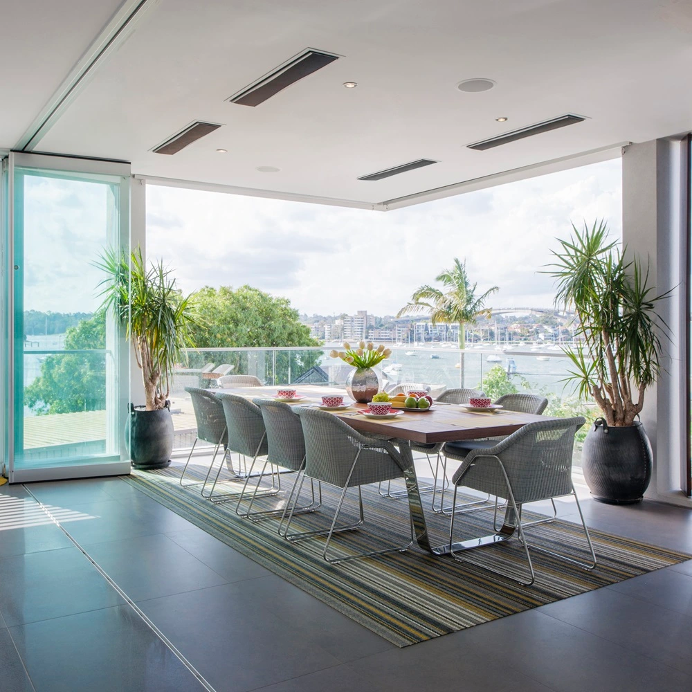 Binnen- en buitenruimte met Platinum smart heat electric aan plafond boven eettafel