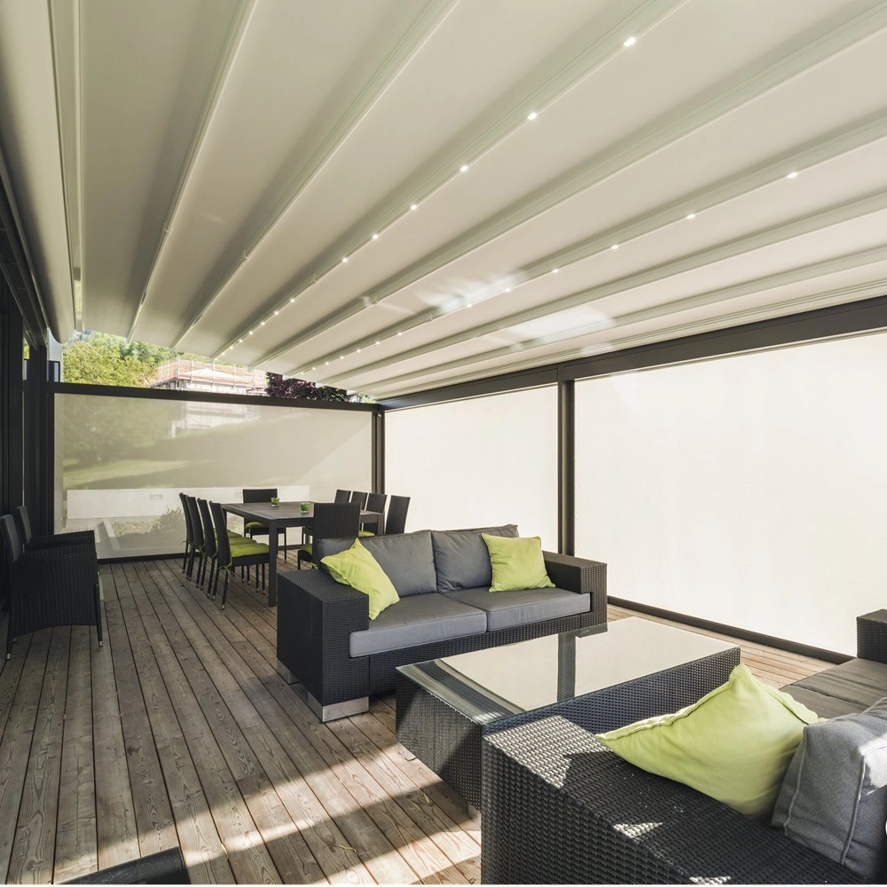 Binnenaanzicht van overkapping Quadro met zitgedeelte en eethoek